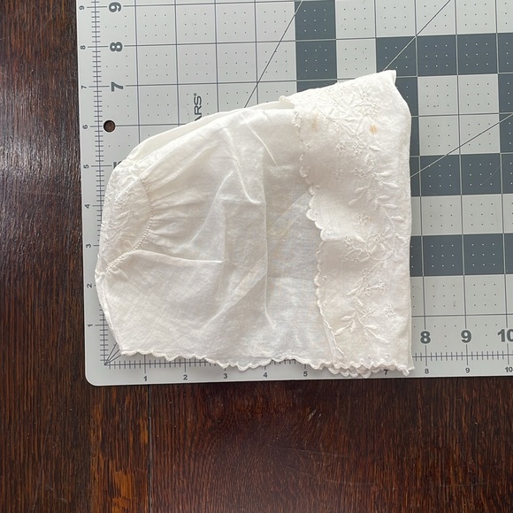 Antique/Victorian era light cotton/linen, embroidered, cap/bonnet - Picture 8 of 9